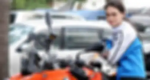 Luna Maya termasuk artis yang doyan geber motor