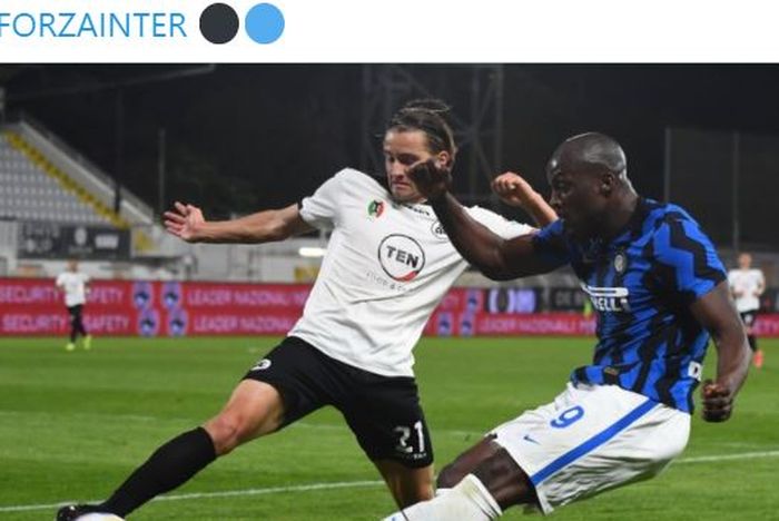 Striker Inter Milan, Romelu Lukaku, menendang bola dalam laga Liga Italia kontra Spezia di Stadion Alberto Picco, Rabu (21/4/2021).