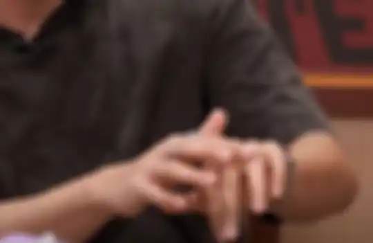 Rizky Febian saat memperlihatkan cincin pertunangannya dengan Mahalini 