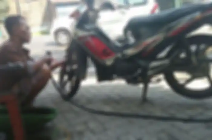 Ilustrasi berikut perbandingan biaya tambal ban tubeless dan ban dalam pada motor.