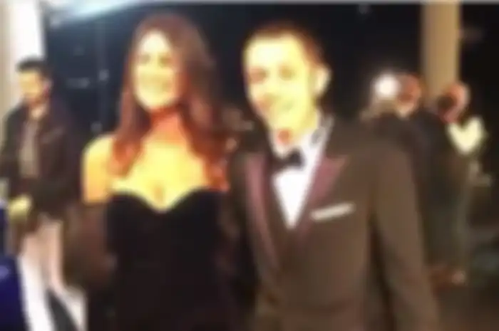 Valentino Rossi dan kekasihnya saat menghadiri sebuah acara.