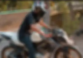 Simpel, Begini Trik Derek Motor Sport yang Mogok Kalau Pas Gak Bawa Tambang