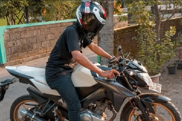 Simpel, Begini Trik Derek Motor Sport yang Mogok Kalau Pas Gak Bawa Tambang