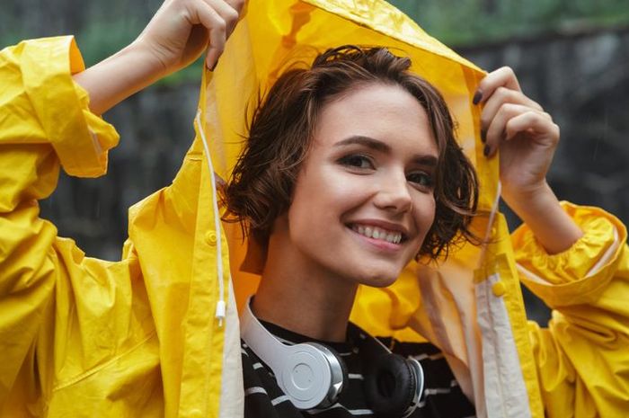 5 Tips Agar Jas Hujan Tidak Bau dan Cepat Kering