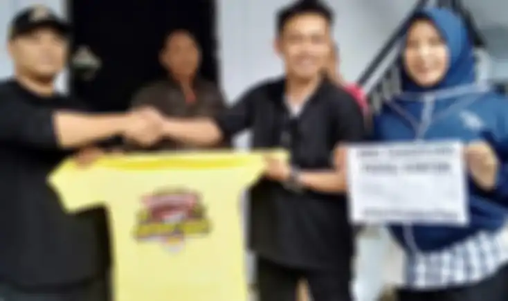 Proses penyerahan bantuan dari ARCI kepada korban tsunami di Banten.