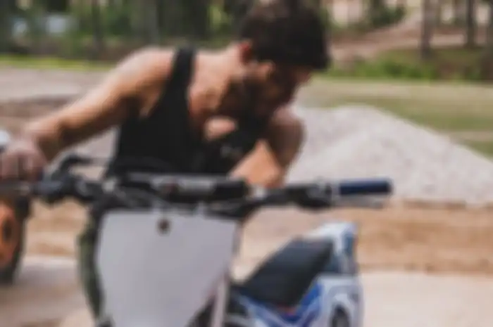 Andrea Iannone jalani skorsing kasus penyalahgunaan doping di MotoGP Malaysia 2019 tetap saja latihan ngegas motor. Eh kok motor motocrossnya bukan Aprilia sih?