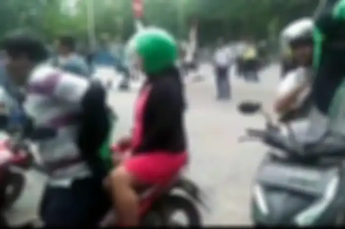Pengojek online ketakutan disweeping saat demo besar-besaran hari ini di Gedung DPR/MPR.