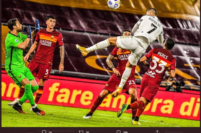 Cristiano Ronaldo mencetak gol sundulan untuk Juventus ke gawang AS Roma dalam lanjutan Liga Italia di Olimpico, 27 September 2020.