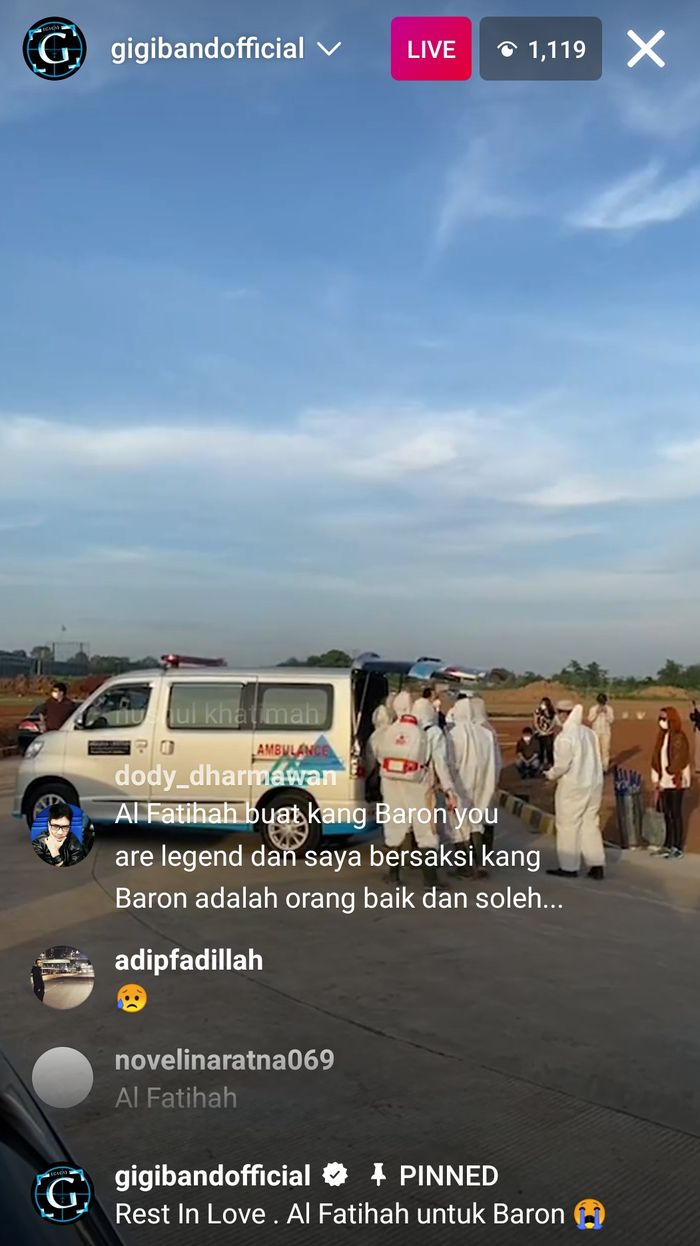 Jenazah Aria Baron eks Gitaris GIGI telah tiba di Al Azhar Memorial Garden, Karawang, Jawa Barat, pada Selasa (29/6/2021), sekira pukul 17.00 WIB.