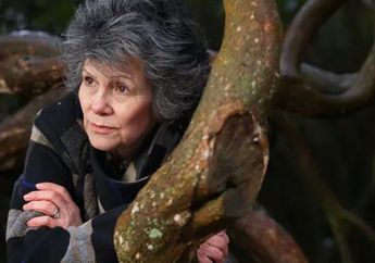 Dibesarkan oleh Kawanan Monyet di Hutan, Wanita Ini Malah Dijadikan Budak Seks Saat 'Diselamatkan' oleh Para Pemburu