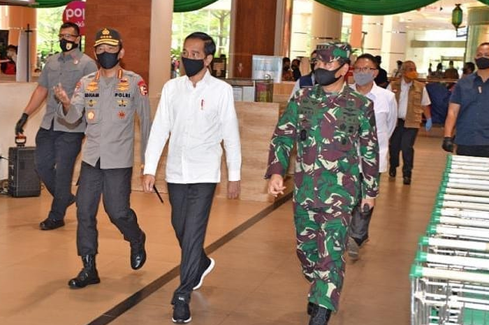 Presiden Jokowi melakukan peninjauan untuk persiapan new normal 