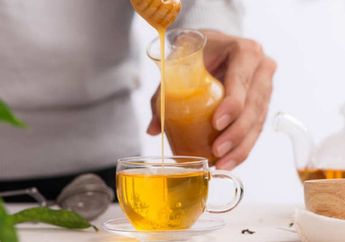 Sistem Imun Kuat, Ini 5 Khasiat dari Rutin Minum Madu & Air Hangat di Pagi Hari!