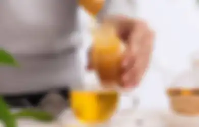 Sistem Imun Kuat, Ini 5 Khasiat dari Rutin Minum Madu & Air Hangat di Pagi Hari!
