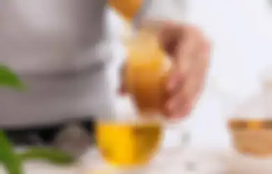 Sistem Imun Kuat, Ini 5 Khasiat dari Rutin Minum Madu & Air Hangat di Pagi Hari!