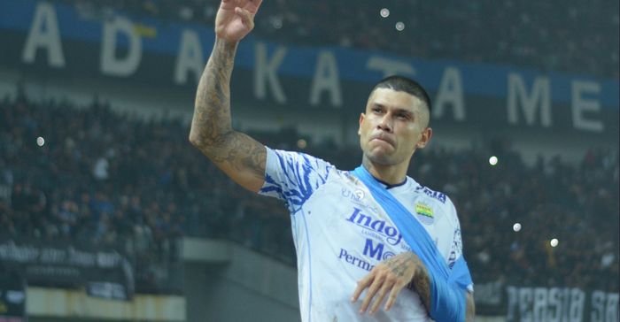 Penyerang Persib Bandung, Ciro Alves, mengalami patah tulang saat bertanding melawan Persebaya Surabaya pada lanjutan Piala Presiden 2022 di Stadion Gelora Bandung Lautan Api (GBLA), Bandung, Jumat (17/6/2022).