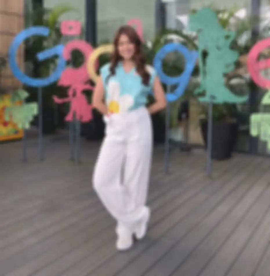 Gaya Rebecca Klopper pakai outfit biru