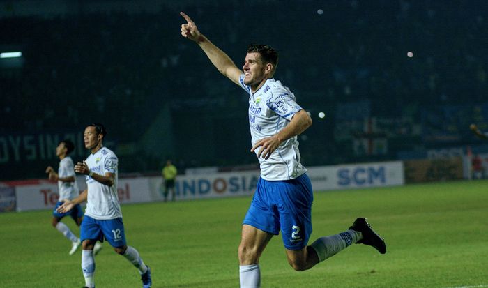 Bek Persib Bandung, Nick Kuipers merayakan gol ke gawang Persebaya.