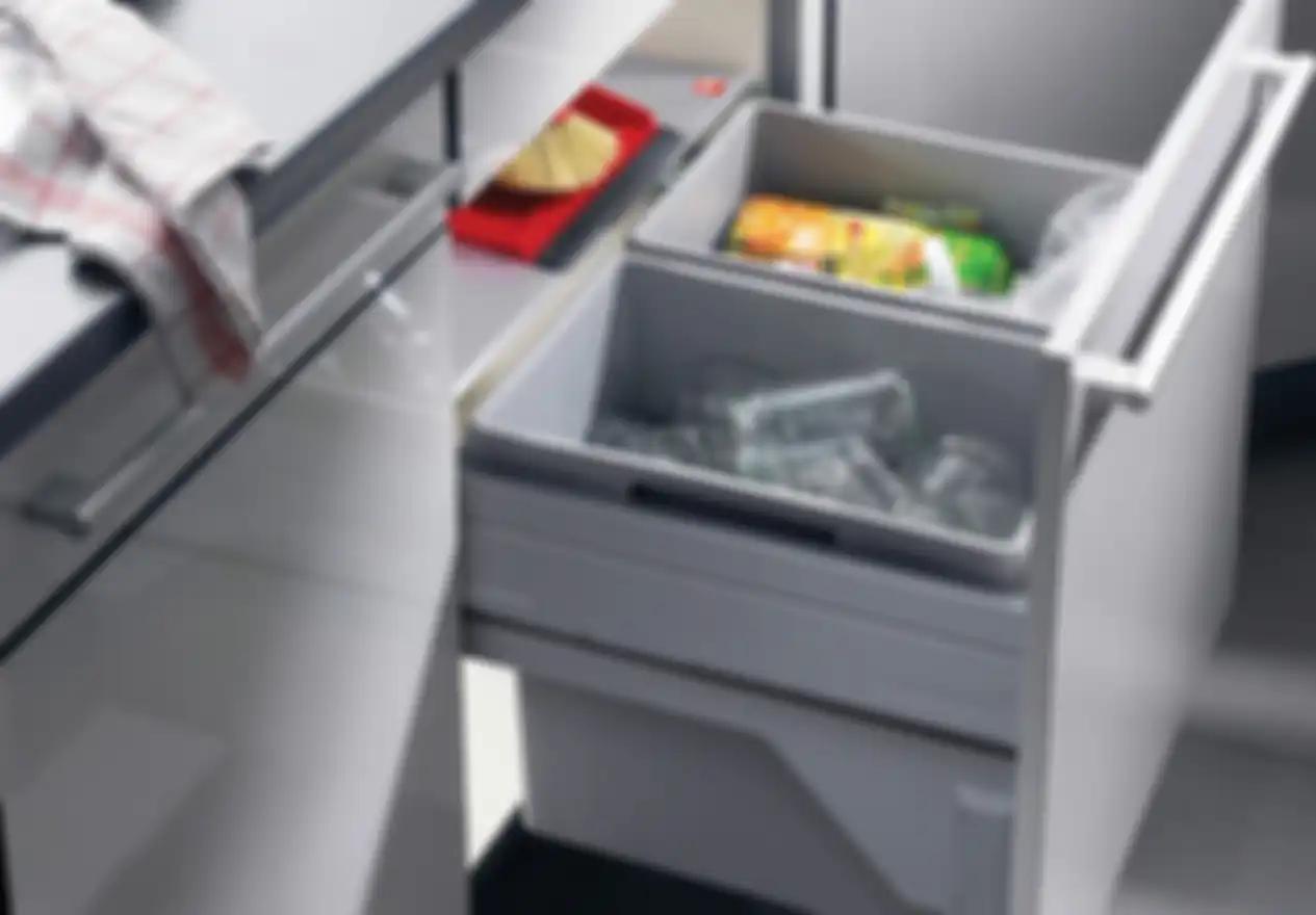 Tempat sampah di kabinet dapur pisahkan setiap jenis sampah.