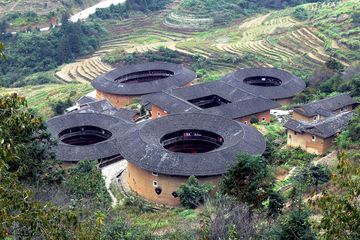 Fujian Tulou merupakan permukiman komunal sekaligus benteng pertahanan yang dibangun di era Kekaisaran Tiongkok. Bentuknya yang bulat seperti donat menarik perhatian pengunjung hingga kini. 