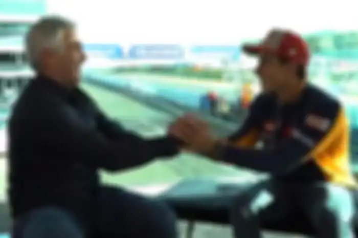 Mick Doohan berbincang hangat dengan Marc Marquez.