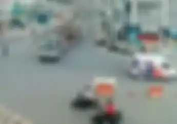 Ngeri! Video Truk Angkut Alat Berat Hilang Kendali, Pemotor dan Mobil Berantakan Diseruduk