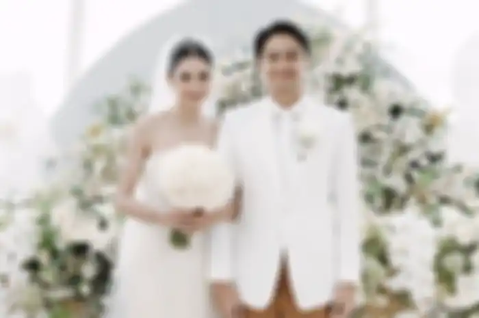 Penampilan Mikha Tambayong dan Deva Mahenra di hari pernikahan keduanya.