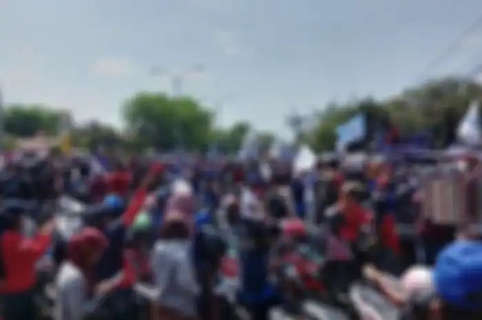 Massa buruh berdemo di kantor Pemerintah Kabupaten Karawang, Rabu (7/10/2020).