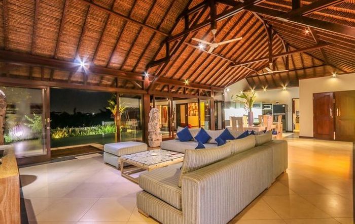 Ruang Tamu vila Luna Maya