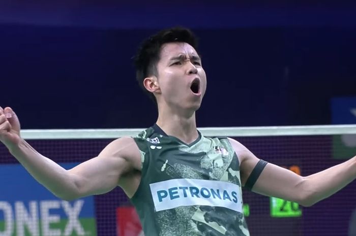 Selebrasi ganda putra Malaysia, Soh Wooi Yik saat berhasil memetik kemenangan bersama Aaron Chia pada perempat final India Open 2024 di K.D Jadhav Indoor Hall, New Delhi, India, Jumat (19/1/2024).