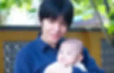4 Foto Seleb Cowok Muda Bareng Keponakan Saat Idul Fitri. Gemes Abis!