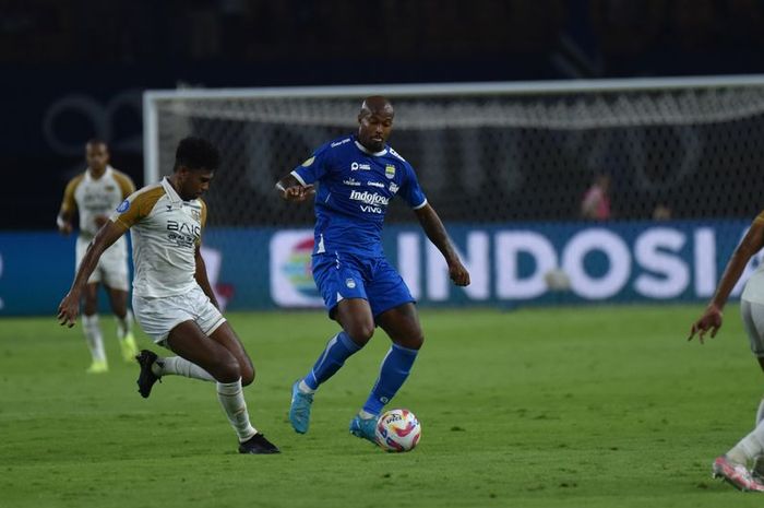 Gervane Kastaneer resmi menjalani debut bersama Persib Bandung dalam laga melawan Dewa United di laga pekan ke-19 Liga 1 2024/2025, di Stadion Gelora Bandung Lautan Api (GBLA), Bandung, Jumat (17/1/2025).