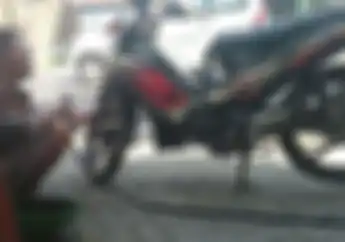 Ban Motor Bocor Langsung Keluarin HP, Ternyata Tempat Tambal Ban Lokasinya Enggak Jauh