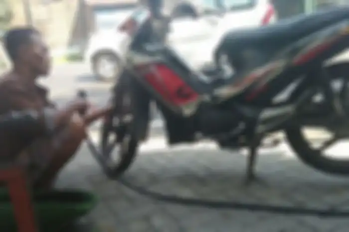 Siapin HP ban motor bocor gak perlu dorong karena tukang tambal ban ternyata lokasinya dekat.