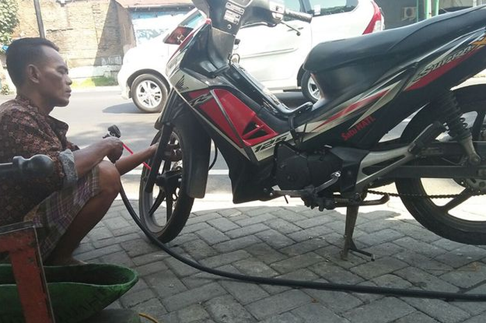 Siapin HP ban motor bocor gak perlu dorong karena tukang tambal ban ternyata lokasinya dekat.