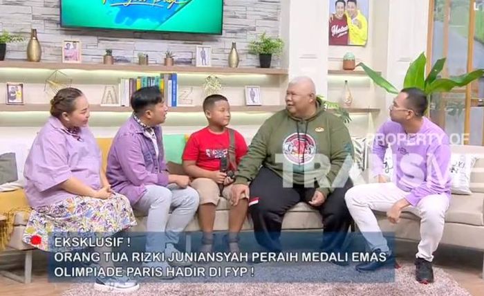 Ayahanda Rizki Juniansyah, Mohammad Yasin, dan salah satu keponakan Rizki yang juga menjadi lifter muda.