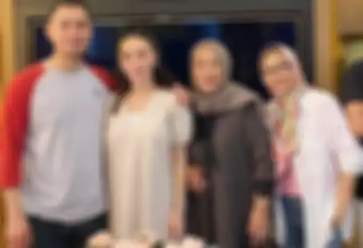 Zaskia Gotik bersama keluarga Sirajuddin Mahmud 