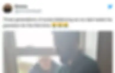 Viral Potret Mengharukan di Tengah Pandemi Corona, Seorang Kakek Pasrah Hanya Bisa Lihat Cucunya yang Baru Lahir dari Balik Jendela