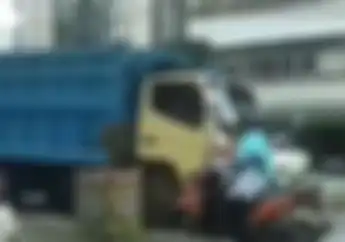 Emak-emak PNS Sakti, Cuek Lawan Arus saat Naik Motor, Truk Langsung Minggir