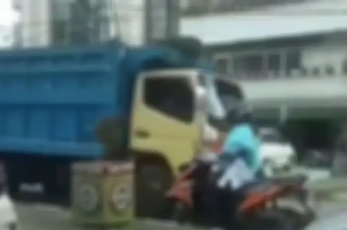 Emak-emak PNS nekat melawan arus, padahal berbahaya dan melanggar lalu lintas.