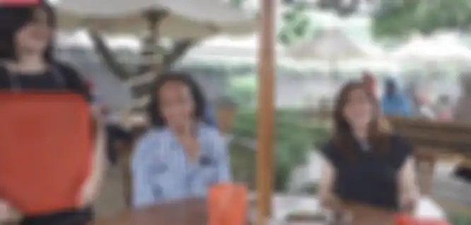 Tia Septiana (kiri), Mandra (tengah), dan Maia Estianty (kanan)