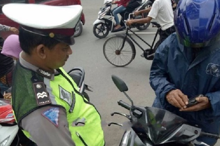 Ilustrasi copot pelat nomor motor buat hindari tilang elektronik (ETLE), polisi langsung sita motor.