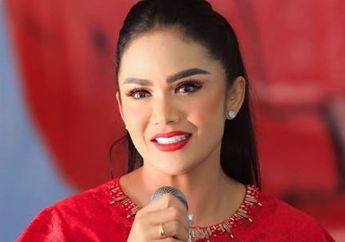 Gaya Krisdayanti Jadi Sorotan, Tak Malu Ngemper Sambil Makan Mie Ayam di Tangga Depan Rumah Bareng Ameena 