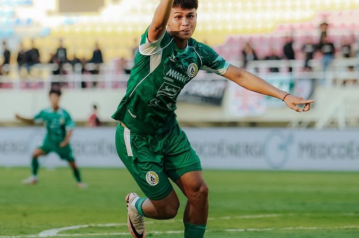 Hokky Caraka melakukan selebrasi golnya ke gawang Arema di Stadion Manahan, Solo, Jumat (20/9/2024).