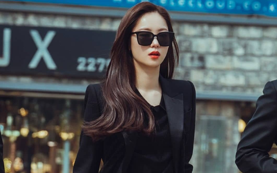 Perempuan karier sebagai Jaksa Hong Cha-young dalam drama Vincenzo.