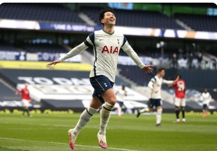 Striker Tottenham Hotspur, Son Heung-min, saat merayakan gol yang dia cetak ke gawang Manchester United dalam laga pekan ke-31 Liga Inggris 2020-2021.