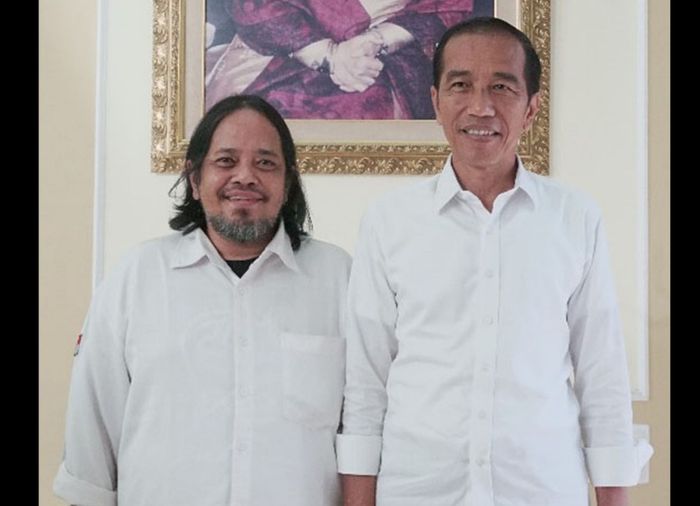 Ketua Umum Paguyuban Suporter Timnas Indonesia (PSTI) Ignatius Indro (kiri) bersama Presiden Joko Widodo.