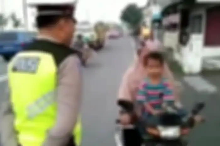 Emak-emak memarahi polisi karena enggak terima ditilang.