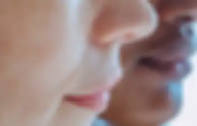 7 Cara Mengatasi Bibir Kering, Kenali Pula Gejala dan Penyebabnya!