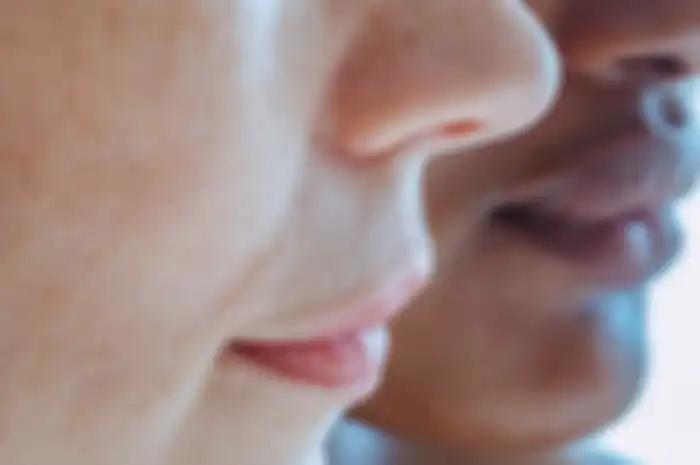 Bikin penampilan tak menarik hingga luka, simak gejala, penyebab, hingag cara mengatasi bibir kering.