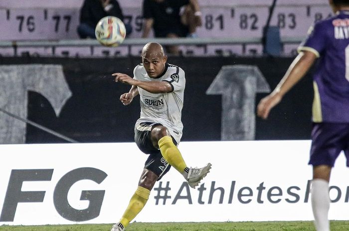 Suasana pertandingan antara Persik Kediri melawan RANS Nusantara FC pada laga pekan ke-28 Liga 1 2023/2024 di Stadion Brawijaya, Kediri, Jumat (8/3/2024).